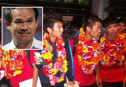 Vì sao bầu Đức từ chối nhận vòng hoa chiến thắng?