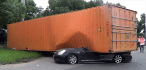 Container nghiền nát ô tô, cô gái thoát chết