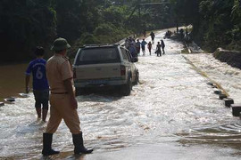 Ly kỳ giải cứu 11 hành khách trên đập Khe Ang