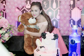 Tiệc sinh nhật ngập sắc hồng của hot girl Kelly