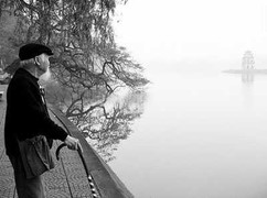 Gió lạnh đầu mùa, mưa dông khắp miền Bắc