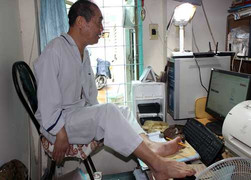 Cuộc sống đời thường của nhà giáo không tay huyền thoại