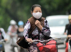 Người Hà Nội co ro trong rét đầu mùa