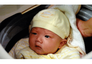 Mẹ giật mình tìm 2 con bị quay trong máy giặt