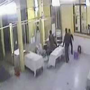Video: Côn đồ quậy phá bệnh viện, đe dọa bác sĩ
