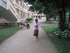 Rơi nước mắt cảnh bé mồ côi nhịn đói đến trường