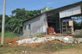 Sập tường, 4 cháu nhỏ chết thảm