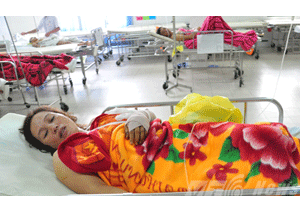 Container đối đầu xe khách, 6 người thương vong