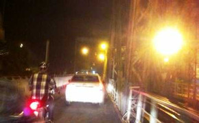 Taxi Mai Linh 'qua mặt' CSCĐ, gây tắc cầu Long Biên