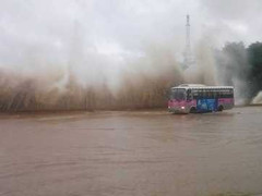 Miền Trung quay cuồng trong bão mạnh nhất 6 năm qua