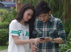 Đan Trường quấn quýt bên gái lạ khi vắng vợ