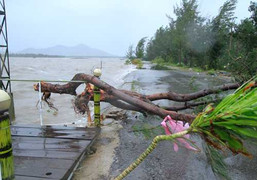 Miền Trung căng mình chống chọi trước giờ bão đổ bộ