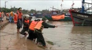 Toàn cảnh miền Trung căng mình chống bão số 10