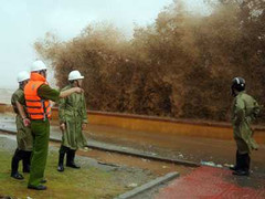 Bão số 10: Sóng 3-4 mét quật liên hồi vào bờ