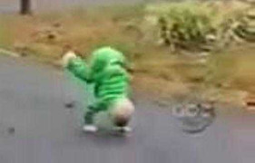 Những pha hành động khó 'đỡ' của các nhóc tì