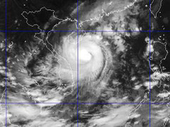 Siêu bão đổ bộ miền Trung: Càng vào bờ càng mạnh