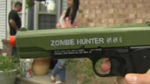 Bắn súng giả tại nhà, 3 nam sinh bị đuổi học