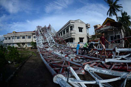 Hơn 6 giờ bới đất tìm 2 nạn nhân bị ăngten đè chết