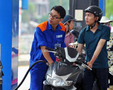 Chưa đủ điều kiện giảm giá xăng dầu