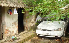 Lão nông nghèo xác sắm ô tô vì sợ… chó cắn