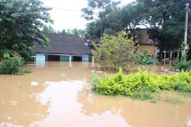 Miền Trung ngập nặng sau bão số 10