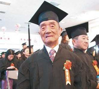 Cụ ông 93 tuổi tốt nghiệp đại học bằng kép