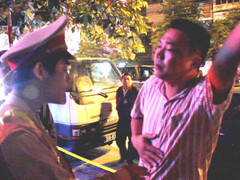 Vi phạm giao thông, đòi đuổi việc cảnh sát