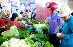 Vin cớ mưa bão, tăng giá rau xanh vô tội vạ
