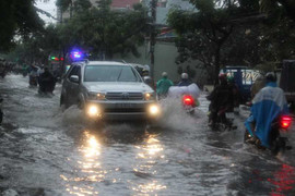 Sau mưa, Sài Gòn biến thành 'sông đen' hôi hám