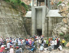 Clip: Tìm thấy thi thể bị lũ cuốn vào hầm thuỷ điện