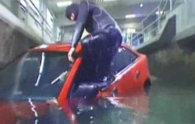 Cách thoát khỏi ôtô khi xe lao xuống nước