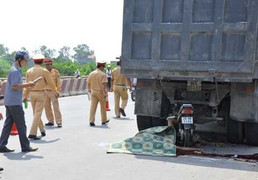 Lao vào xe tải đang đỗ, hai thanh niên chết thảm