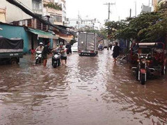 Người Sài Gòn lại 'tắm mình' trong dòng nước hôi thối