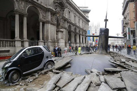 Bàng hoàng cảnh tàu ngầm nổi lên giữa phố, húc ôtô