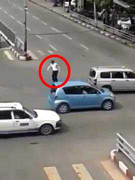 CSGT vừa chỉ đường vừa nhảy hiphop gây sốt dân mạng