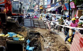 Hà Nội: 'Hố tử thần' nuốt trọn 2/3 lòng đường Kim Ngưu