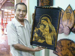 Kỳ tài, bác nông dân vẽ tranh bằng... khói bếp