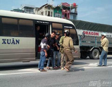 Lên xuống xe giữa đường cao tốc: Chết... ráng chịu!