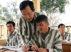 'Thầy giáo' Sầm Đức Xương dạy học trong trại giam