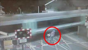 Clip: Thoát chết thần kỳ đến không tưởng trước tàu hoả