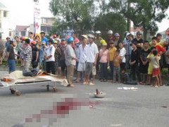 Người đàn ông lao đầu vào xe tải tự tử