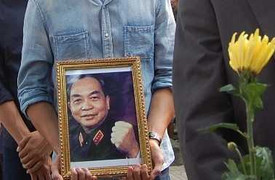 Mực chưa kịp khô đã lại nhòe đi vì nước mắt...