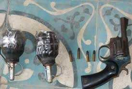 Khóa tay cặp tình nhân cố thủ với súng và lựu đạn