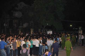 Hàng ngàn người rơi lệ vào viếng Đại tướng Võ Nguyên Giáp