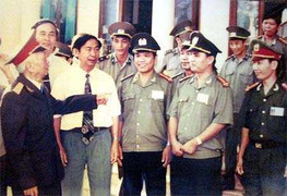 Chiến sĩ Công an lặng người nghe tin Đại tướng từ trần