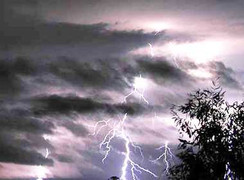 Áp thấp gây mưa giông mạnh cho miền Nam