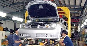 Ôtô ế hàng, khách ép giảm 100 triệu cũng bán