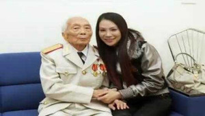 Clip: Hồ Quỳnh Hương hát tặng Đại tướng năm 2009