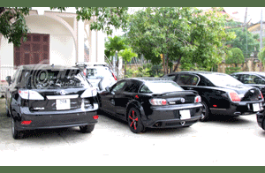 Tạm giữ hàng loạt xe sang điều tra nghi án 'lách luật'