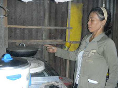 Kỳ lạ người đàn bà bỏ cơm nghiện ăn… hoa vạn thọ